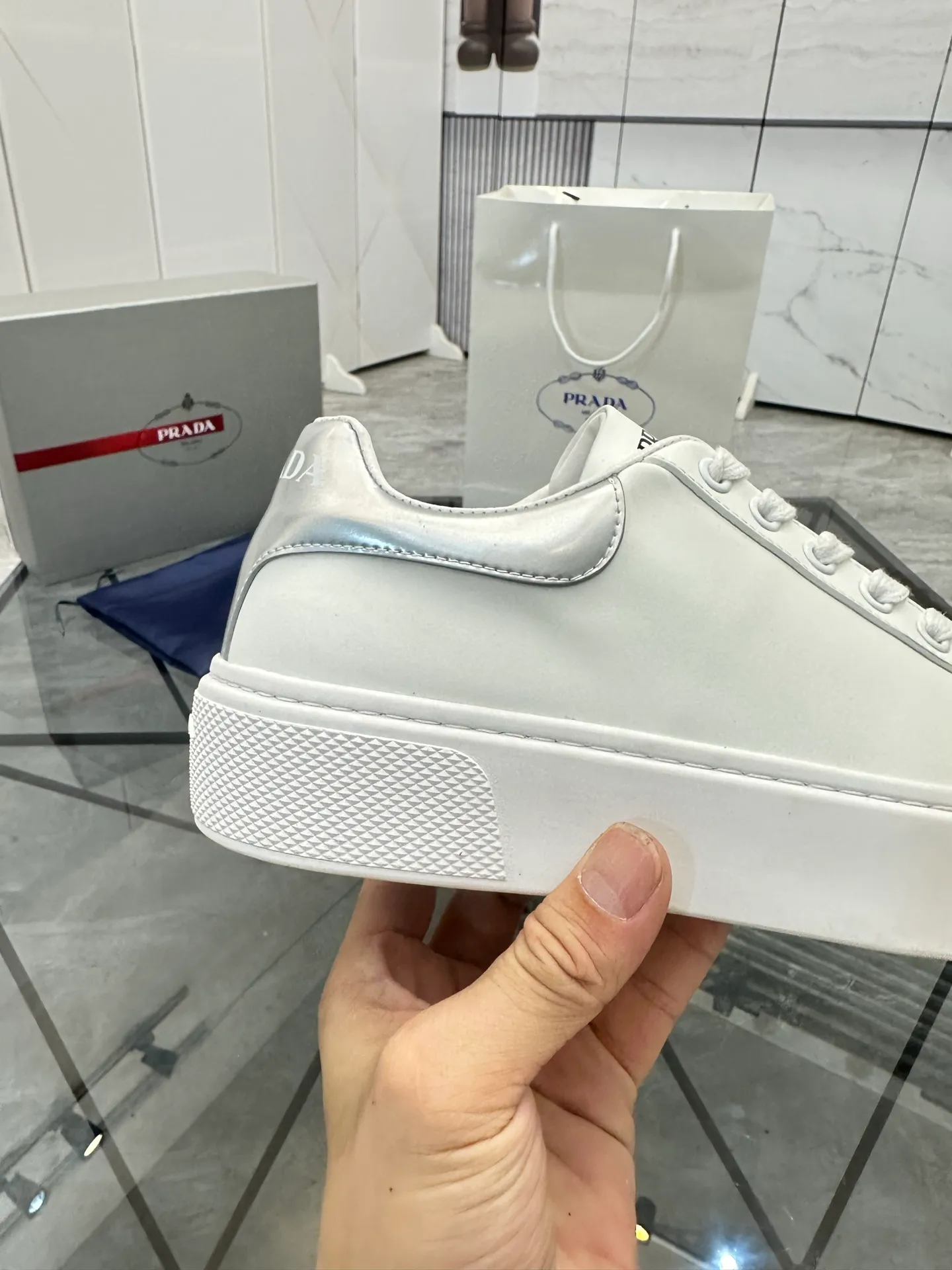 Men's shoes for sale 💰: 💰P520¥ High-end top quality Product trademark: Prada *"Prada*" low-top casual shoes Regular size: 35-45 (can be customized to 46) Couple style Product materials: imported first-layer cowhide leather upper, water-dyed sheep lining, original ultra-light foam outsole. No.: H201